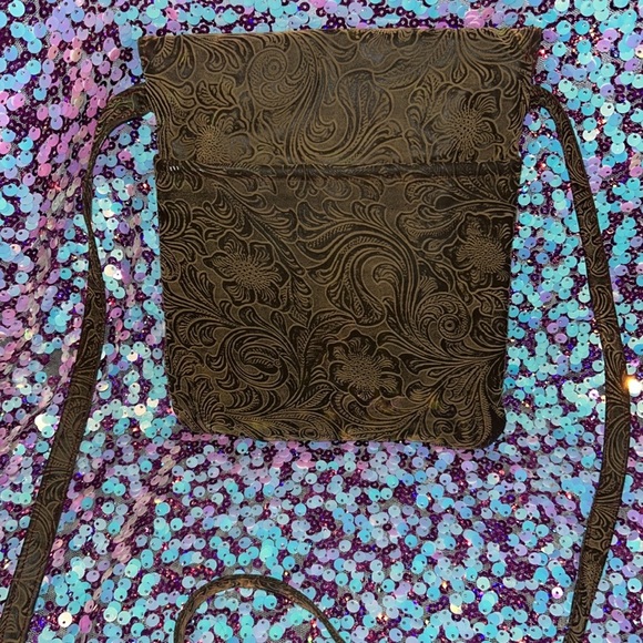 Elegant Brown Embossed Shoulder Bag - Picture 3 of 6